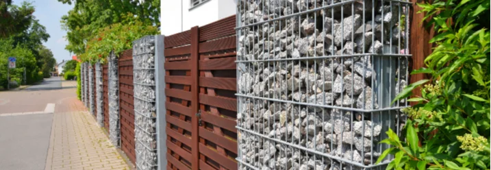 Gartenzaun aus Holz und Gabionen